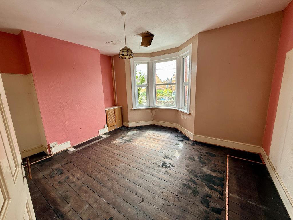 Lot: 35 - THREE-BEDROOM TERRACE HOUSE FOR REFURBISHMENT - Bedroom one